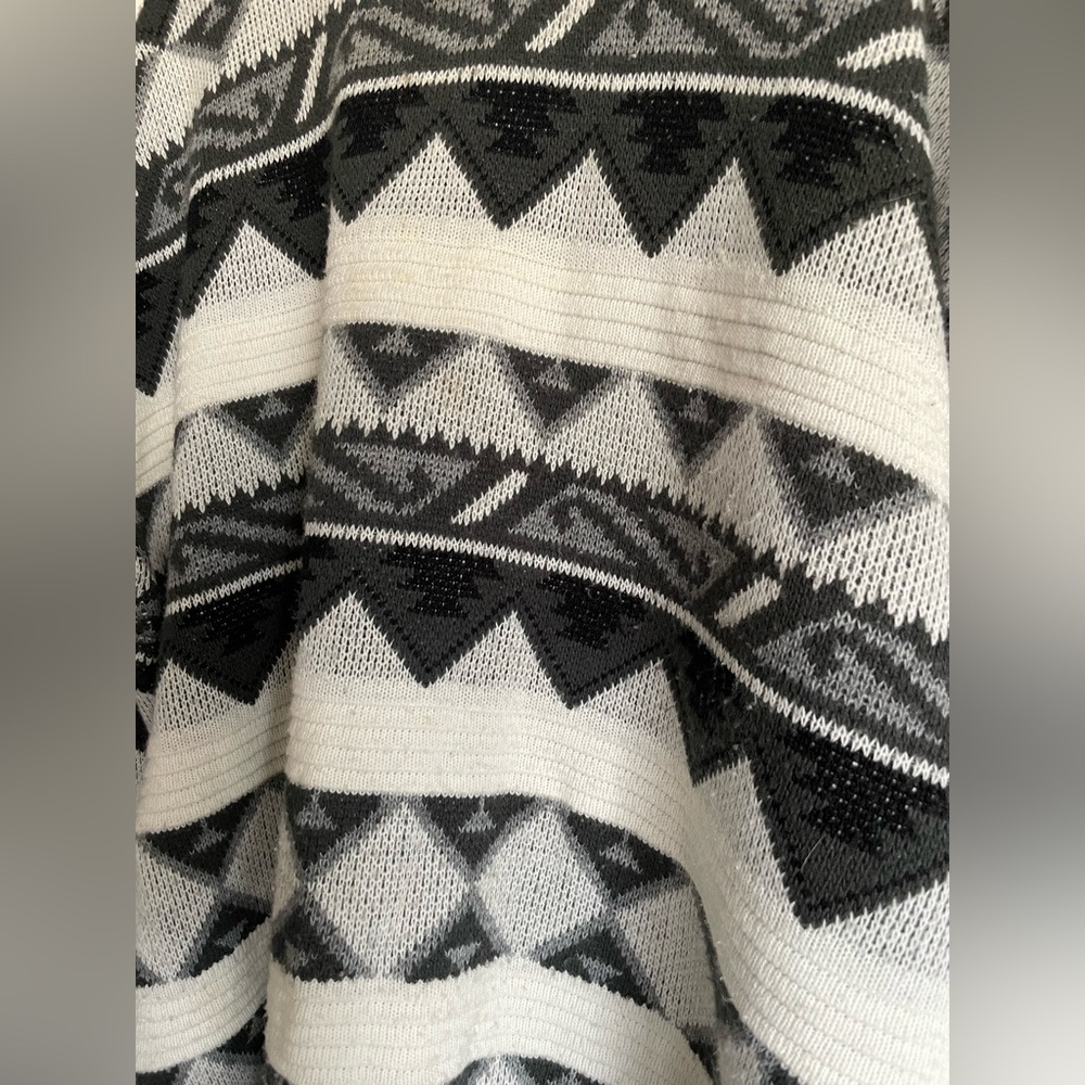 Geometric Patterned Sweater - Picture 4 of 6